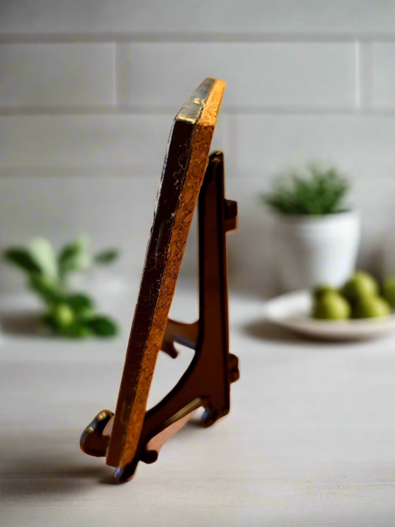 Side view of the ceramic trivet on a stand.